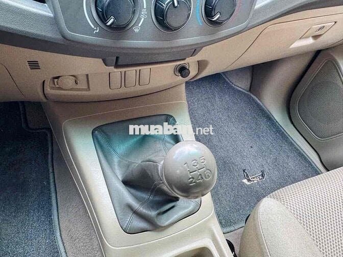 Toyota Hilux 2012 2.5E 4x2 MT - 10000 km
