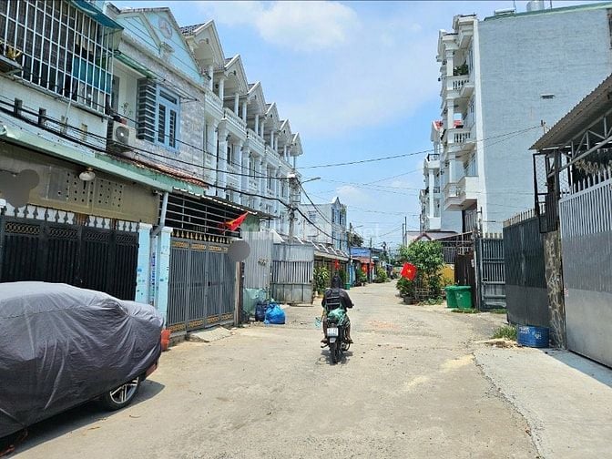 Bán nhà chính chủ - đường Lê Văn Khương - gần bến xe bus Hiệp Thành