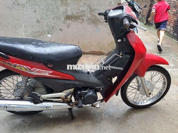 Wave a 100 màu đỏ biển Hà Nội