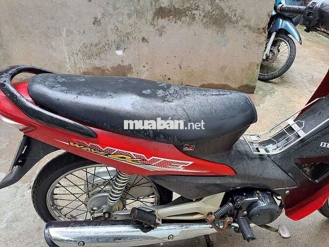 Wave a 100 màu đỏ biển Hà Nội