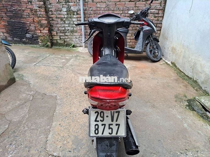 Wave a 100 màu đỏ biển Hà Nội