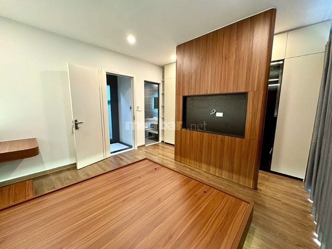 Nhỉnh 9 tỷ!  Bán nhà Long Biên 35m x 6 tầng thang máy, ô tô vào nhà