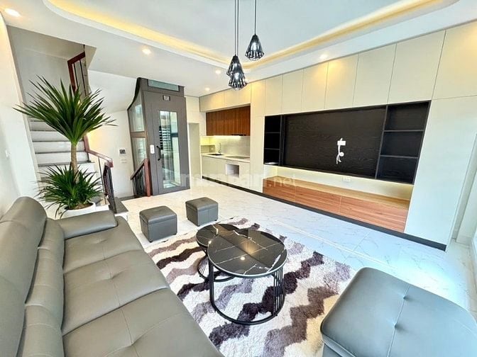 Nhỉnh 9 tỷ!  Bán nhà Long Biên 35m x 6 tầng thang máy, ô tô vào nhà