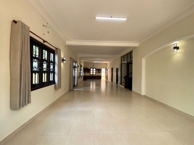 Villa rộng rãi đường Nguyễn Văn Hưởng, Thảo Điền, có sân rộng