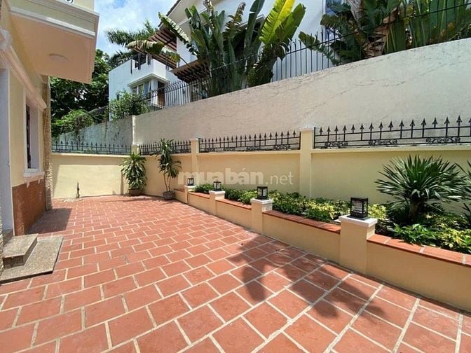 Villa rộng rãi đường Nguyễn Văn Hưởng, Thảo Điền, có sân rộng