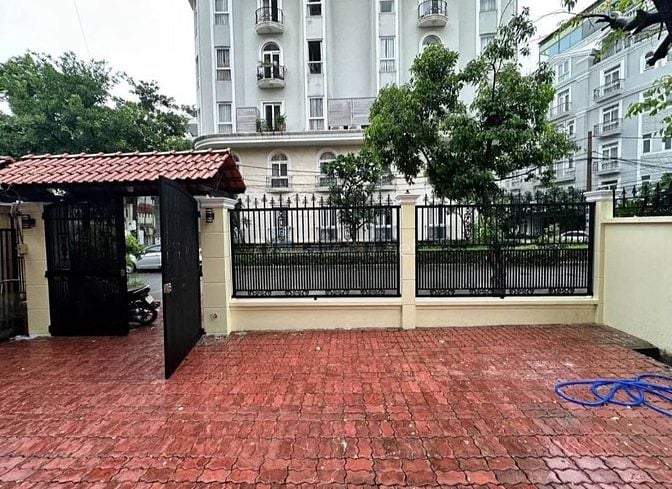 Villa rộng rãi đường Nguyễn Văn Hưởng, Thảo Điền, có sân rộng