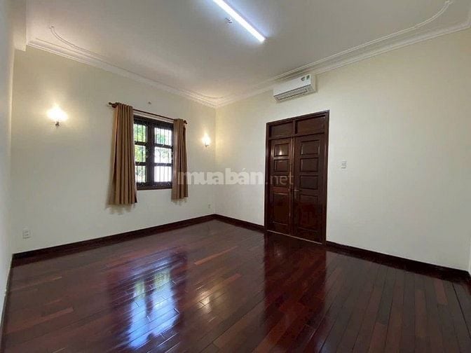 Villa rộng rãi đường Nguyễn Văn Hưởng, Thảo Điền, có sân rộng