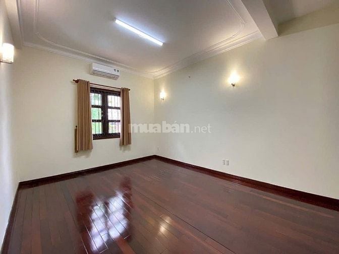 Villa rộng rãi đường Nguyễn Văn Hưởng, Thảo Điền, có sân rộng