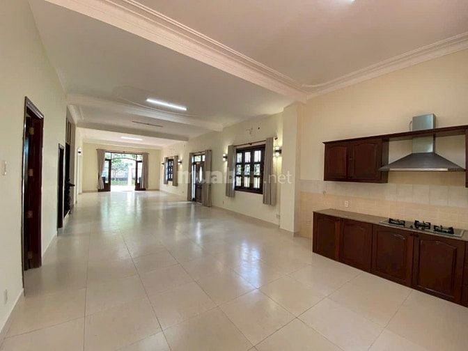 Villa rộng rãi đường Nguyễn Văn Hưởng, Thảo Điền, có sân rộng