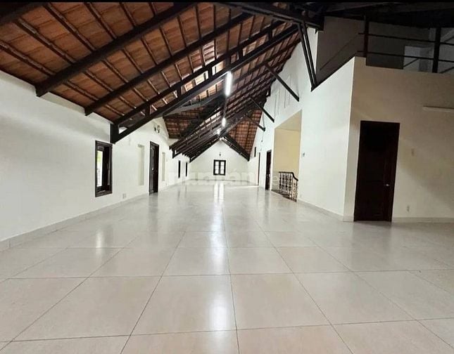 Villa rộng rãi đường Nguyễn Văn Hưởng, Thảo Điền, có sân rộng