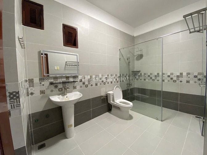 Villa rộng rãi đường Nguyễn Văn Hưởng, Thảo Điền, có sân rộng