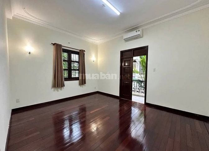 Villa rộng rãi đường Nguyễn Văn Hưởng, Thảo Điền, có sân rộng