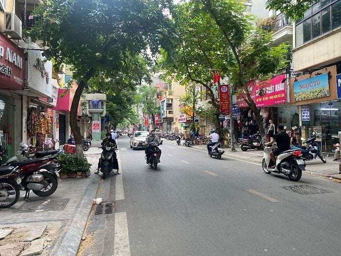 Mặt phố Hoàng Ngân lô góc mặt tiền rộng.