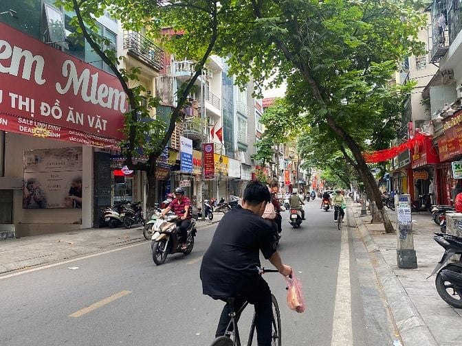Mặt phố Hoàng Ngân lô góc mặt tiền rộng.