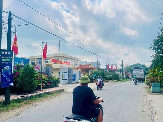 Bán nhà 2 tầng, 160m2, 3 phòng ngủ, đường Long Chiến, Bình Lợi