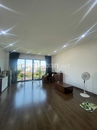 Mặt phố Hoàng Ngân lô góc mặt tiền rộng.