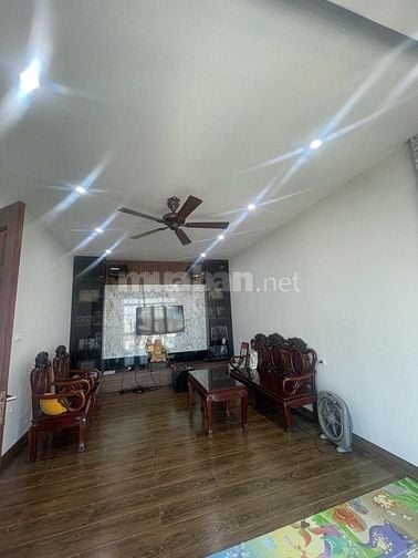 Mặt phố Hoàng Ngân lô góc mặt tiền rộng.