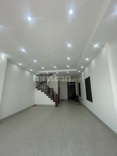 Mặt phố Hoàng Ngân lô góc mặt tiền rộng.