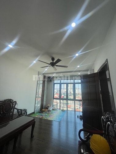 Mặt phố Hoàng Ngân lô góc mặt tiền rộng.