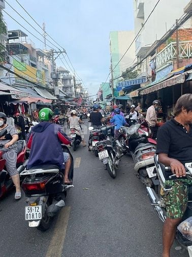 Chủ bận việc cần sang nhà thuốc tây mặt tiền chợ Ba Đình quận 8