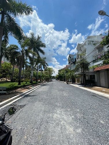 Biệt thự đường 270 cao lo dt: 8m x 20m, 2 lau mái ngói 