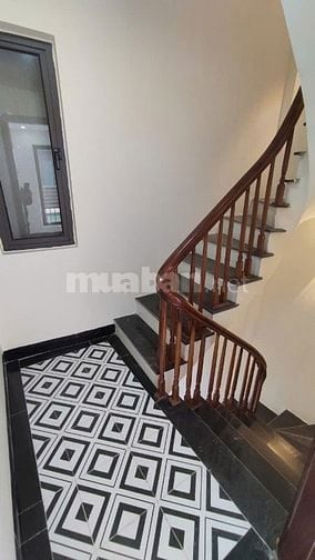 Nhà 5 tầng ngay sát đường Quang Trung cách 20m