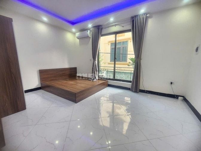 Nhà 5 tầng ngay sát đường Quang Trung cách 20m