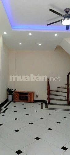 Nhà 5 tầng ngay sát đường Quang Trung cách 20m