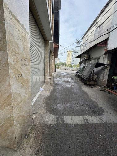 Chính chủ cần bán nhà hai mặt tiền cực đẹp tại đường Dương Quảng Hàm, 