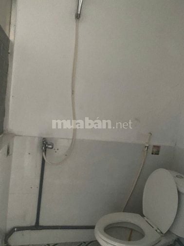 Cho thuê phòng 50m2 (trống suốt)wc trong p lầu 1:giá 5tr 