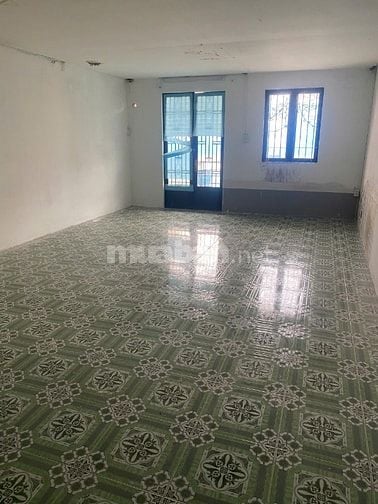 Cho thuê phòng 50m2 (trống suốt)wc trong p lầu 1:giá 5tr 