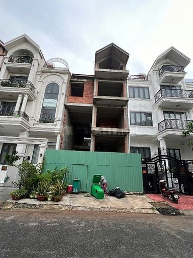 BÁN NHÀ THÔ KDC HIM LAM QUẬN 7 DT:7,5X20M GIÁ 42,5 TỶ VỊ TRÍ ĐẸP 