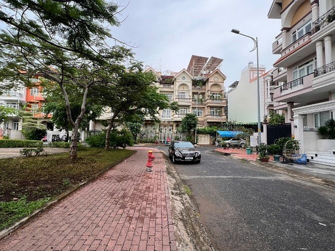 BÁN NHÀ THÔ KDC HIM LAM QUẬN 7 DT:7,5X20M GIÁ 42,5 TỶ VỊ TRÍ ĐẸP 