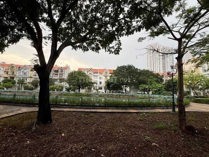 BÁN NHÀ THÔ KDC HIM LAM QUẬN 7 DT:7,5X20M GIÁ 42,5 TỶ VỊ TRÍ ĐẸP 
