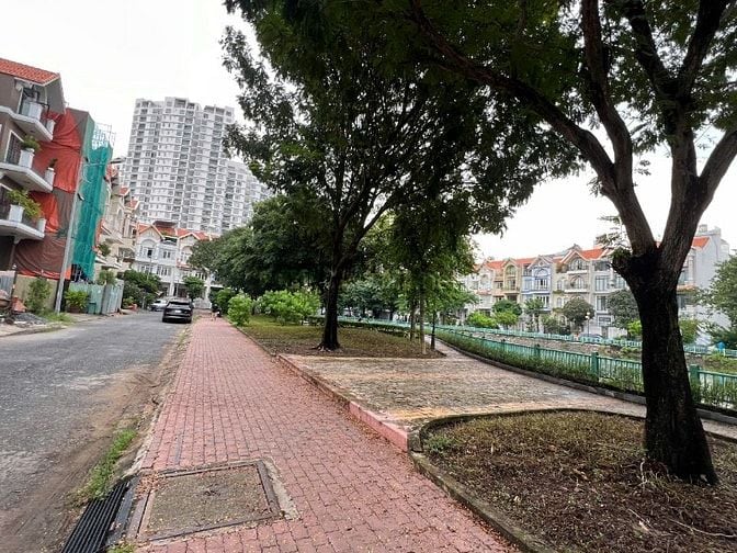 BÁN NHÀ THÔ KDC HIM LAM QUẬN 7 DT:7,5X20M GIÁ 42,5 TỶ VỊ TRÍ ĐẸP 