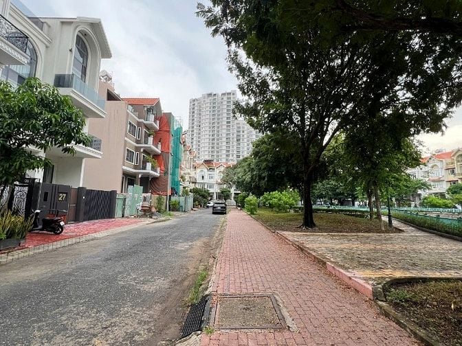 BÁN NHÀ THÔ KDC HIM LAM QUẬN 7 DT:7,5X20M GIÁ 42,5 TỶ VỊ TRÍ ĐẸP 