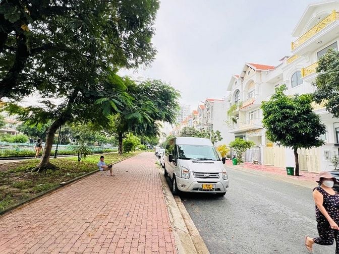 BÁN NHÀ THÔ KDC HIM LAM QUẬN 7 DT:7,5X20M GIÁ 42,5 TỶ VỊ TRÍ ĐẸP 