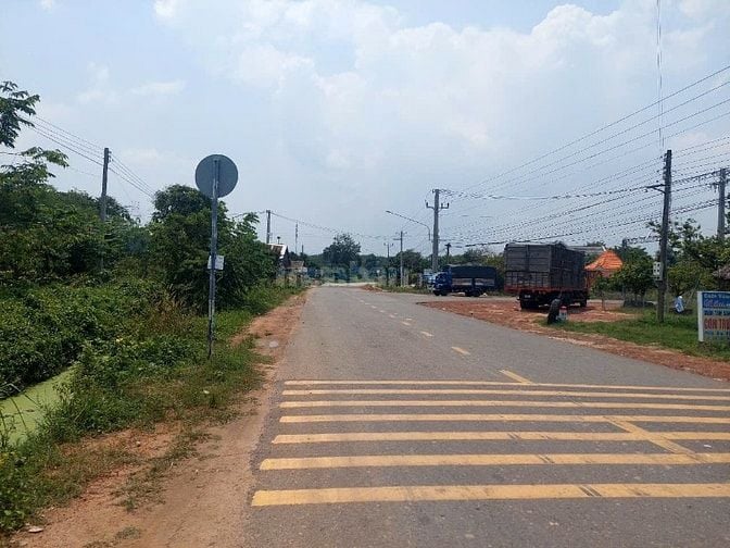 BÁN ĐẤT SKC MT ĐT 748, CÓ SẴN GPXD,PCCC, MÔI TRƯỜNG XÂY DỰNG NGAY LUÔN