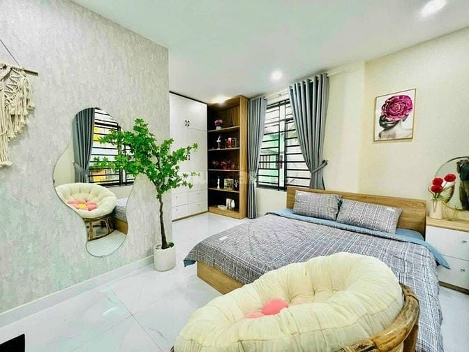 Nhà ngộp hẻm oto 6m đường Đề Thám quận 1.Giá 2.350 tỷ Dt 27m2 sổ riêng