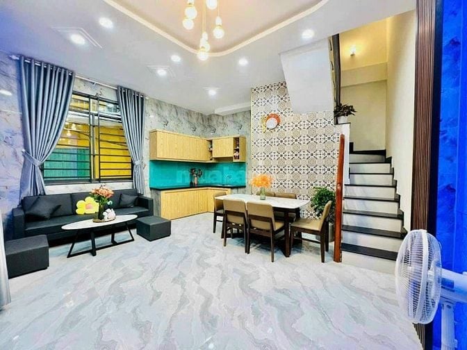 Nhà ngộp hẻm oto 6m đường Đề Thám quận 1.Giá 2.350 tỷ Dt 27m2 sổ riêng