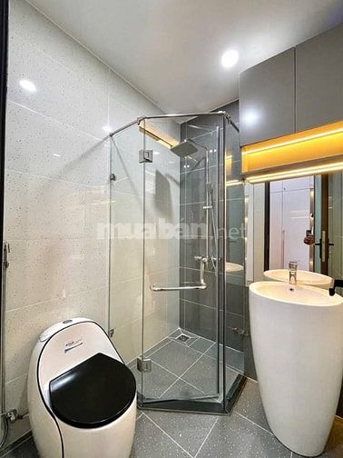 Nhà 4 x 11 đúc 1 lững 4 lầu có thang máy quang trung p11 gò vấp 