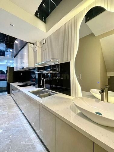 Nhà 4 x 11 đúc 1 lững 4 lầu có thang máy quang trung p11 gò vấp 