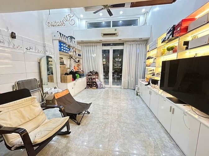 Tầng trệt Chung cư Trần Hưng Đạo P7 Q5 3PN , SHR 105,99m2 hỗ trợ NH