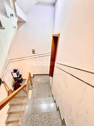 Để có giá tốt nhất Huỳnh Phụng xin mời quý a chị theo e chốt căn nhà t