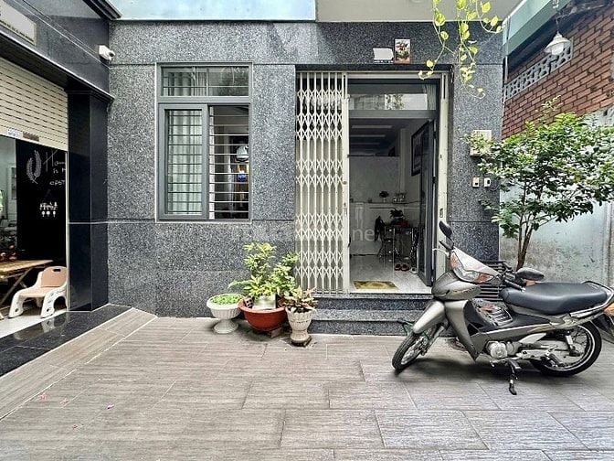Để có giá tốt nhất Huỳnh Phụng xin mời quý a chị theo e chốt căn nhà t