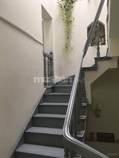 Cho thuê nhà riêng trong ngõ Cầu Giấy, 4 tầng, 3 ngủ, cách mặt đường