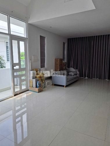 Bán nhà mặt tiền đường D17 Phước Long B quận 9 giá 26 tỷ
