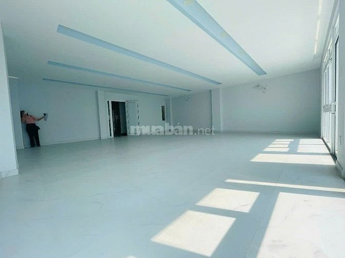 Cho thuê nhà 17/10 Nguyễn Huy Tưởng, Hầm, 4 Tầng, ST, 1400m2 chỉ 200tr