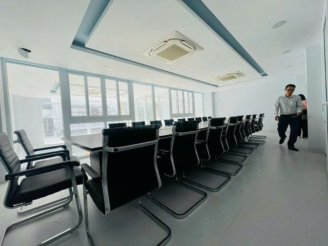 Cho thuê nhà 17/10 Nguyễn Huy Tưởng, Hầm, 4 Tầng, ST, 1400m2 chỉ 200tr