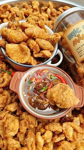 Hủ 250gr Mực sữa chiên giòn lắc đều với tỏi ớt